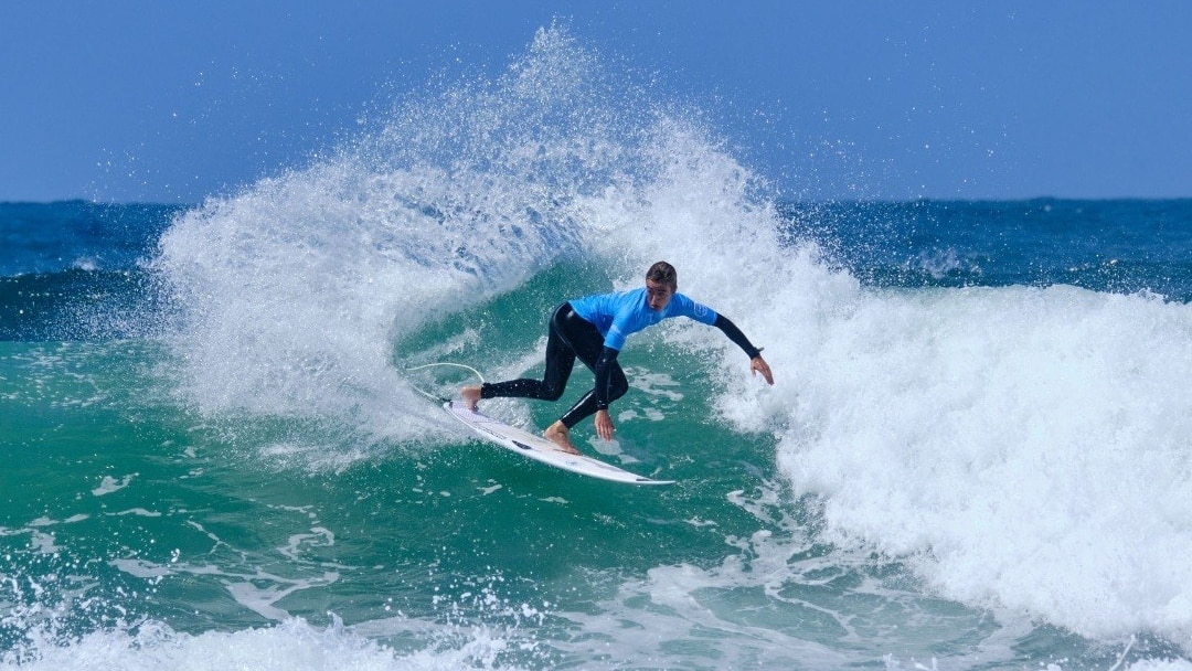O jovem surfista de Cascais, de apenas 17 anos, foi o vencedor o Waikiki Junior Award na Ericeira e Ribeira Grande.
