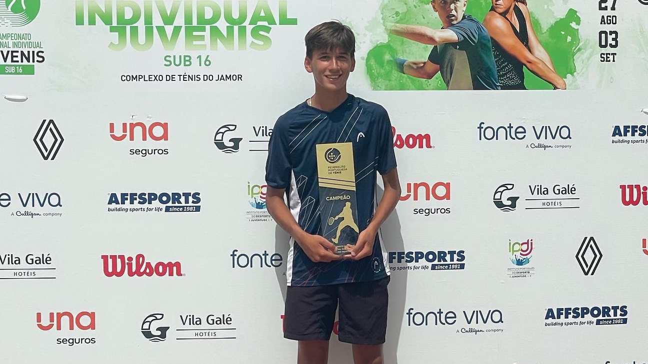 Rodrigo Cruz sagrou-se campeão nacional de singulares em sub 16 após derrotar na final Gonçalo da Rosa Castro.