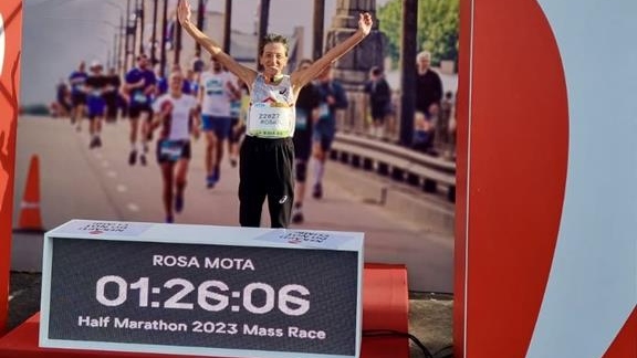 Rosa Mota sagrou-se campeã mundial da Meia-Maratona nos Mundiais de Riga, na Letónia e conquistou igualmente um novo recorde mundial.