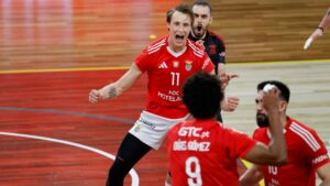 Benfica bate Vitória SC na 'negra'