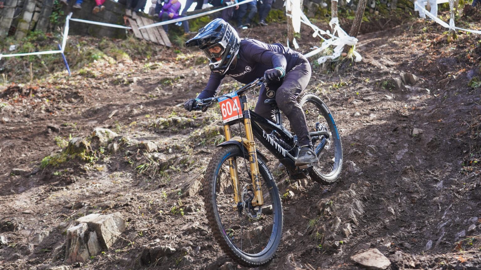 Mikayla e O’Callaghan entram a ganhar na Taça de Downhill