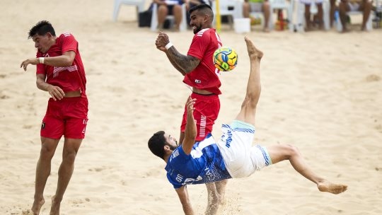 Buarcos goleia e segue na liderança
