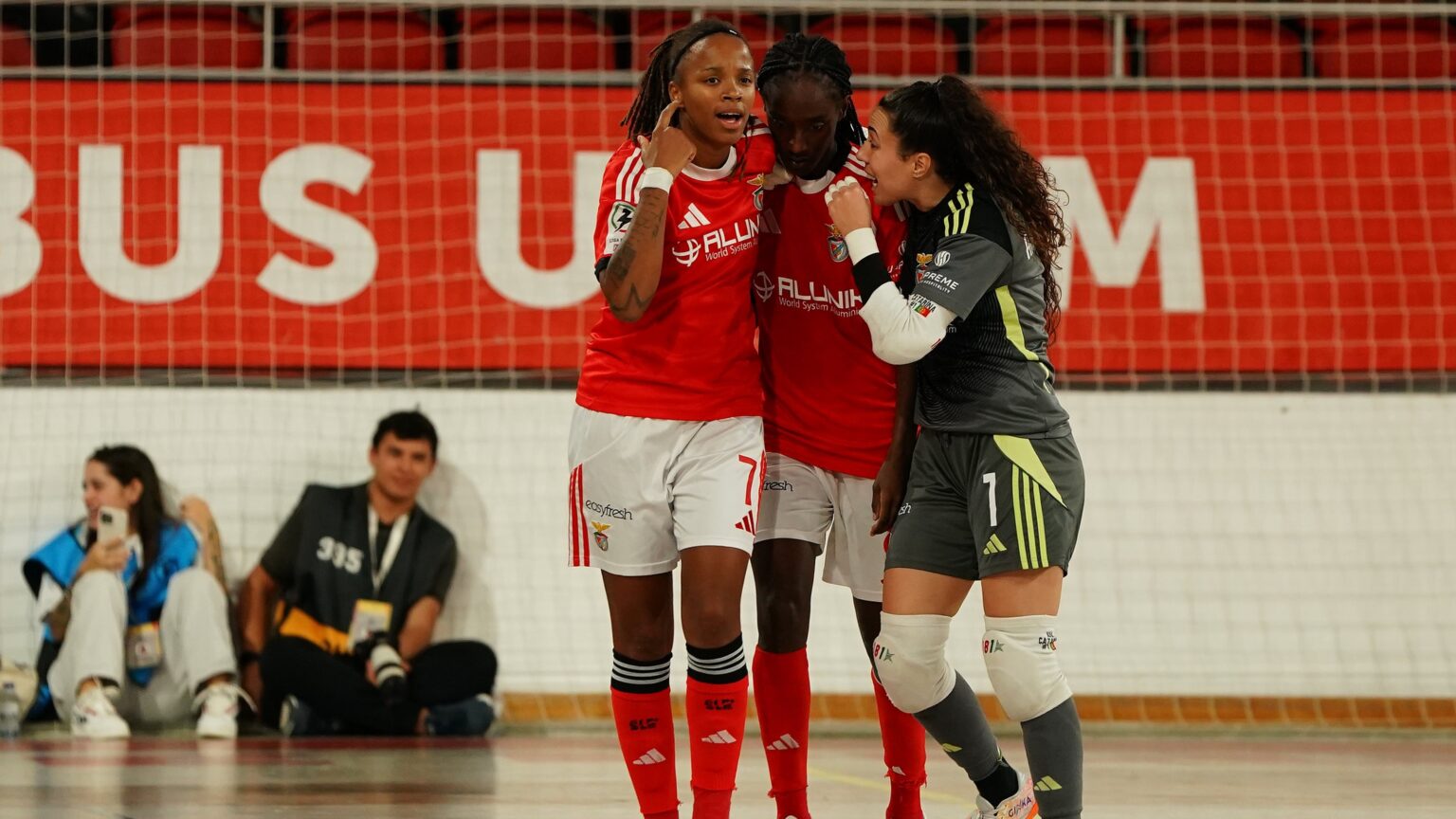 Benfica bate Nun'Álvares e lidera isolado