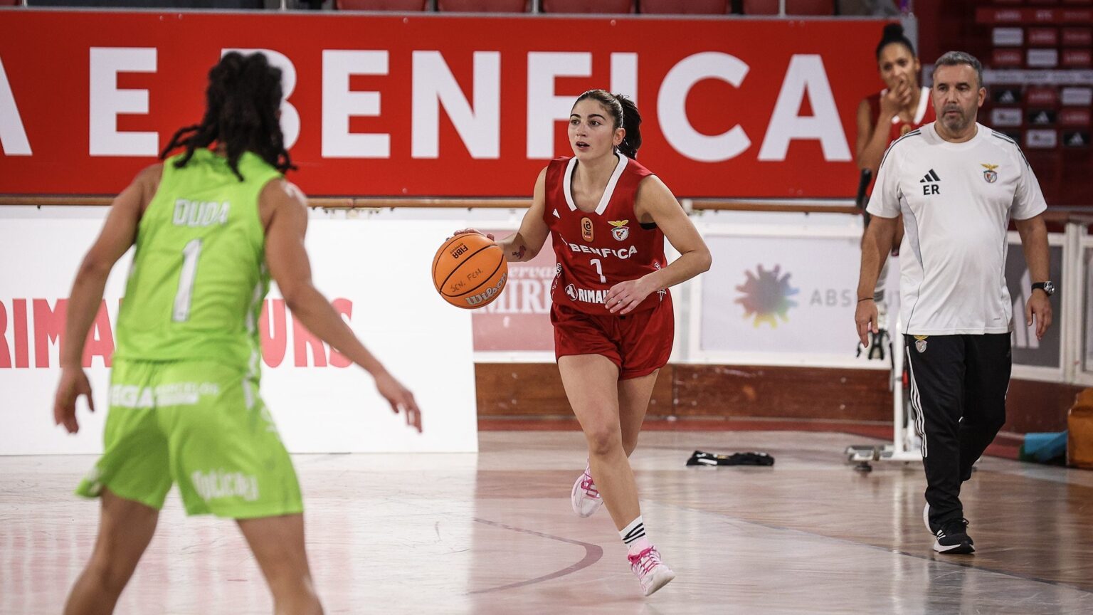 Benfica triunfa perante o Basquete Clube de Barcelos