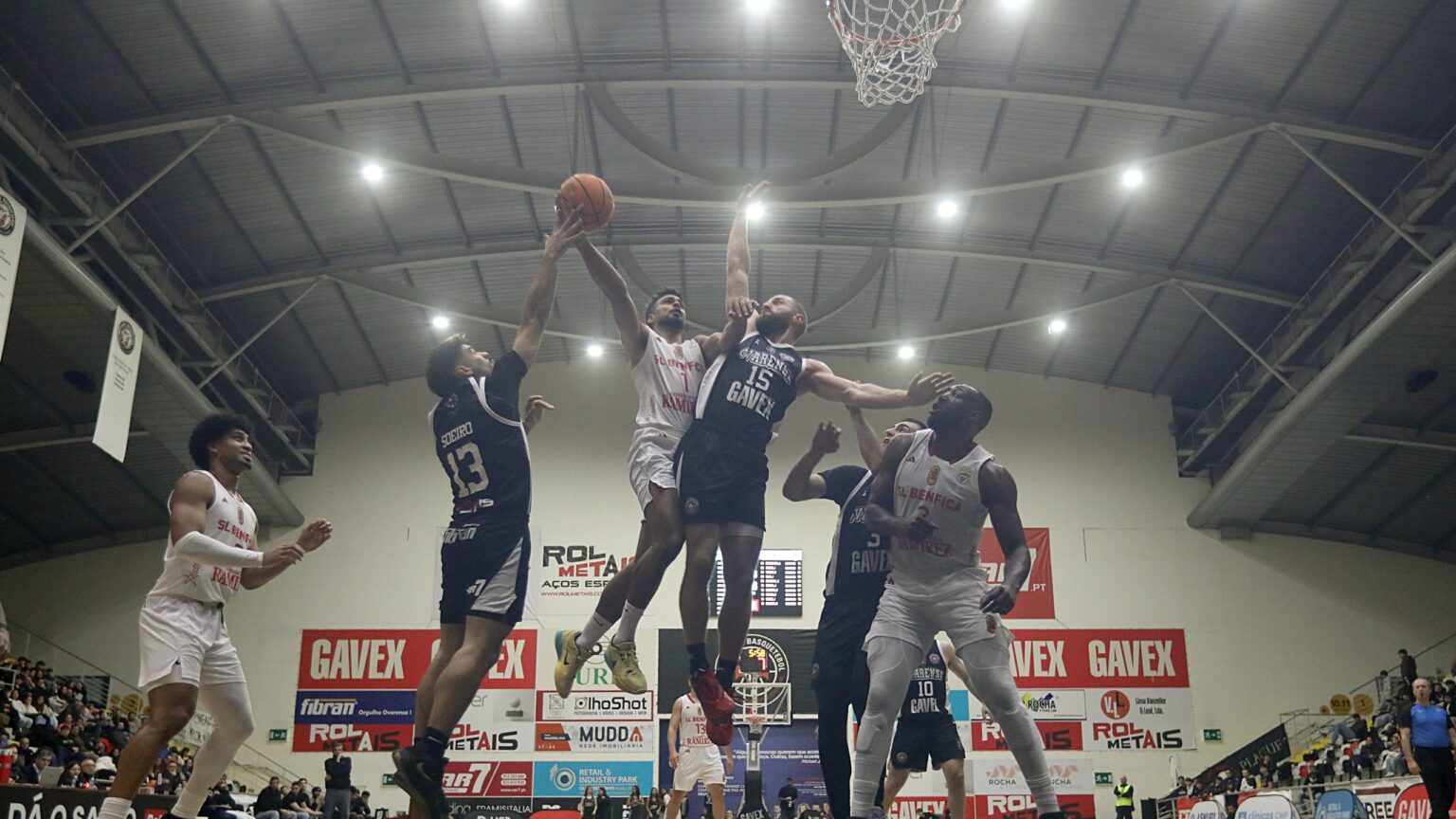 Benfica segue invicto com triunfo em Ovar