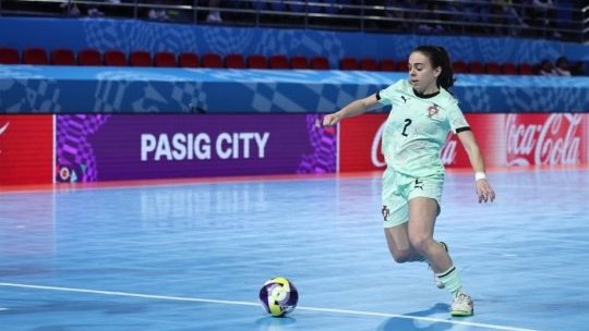 Seleção feminina goleia rumo às 'meias' do Mundial