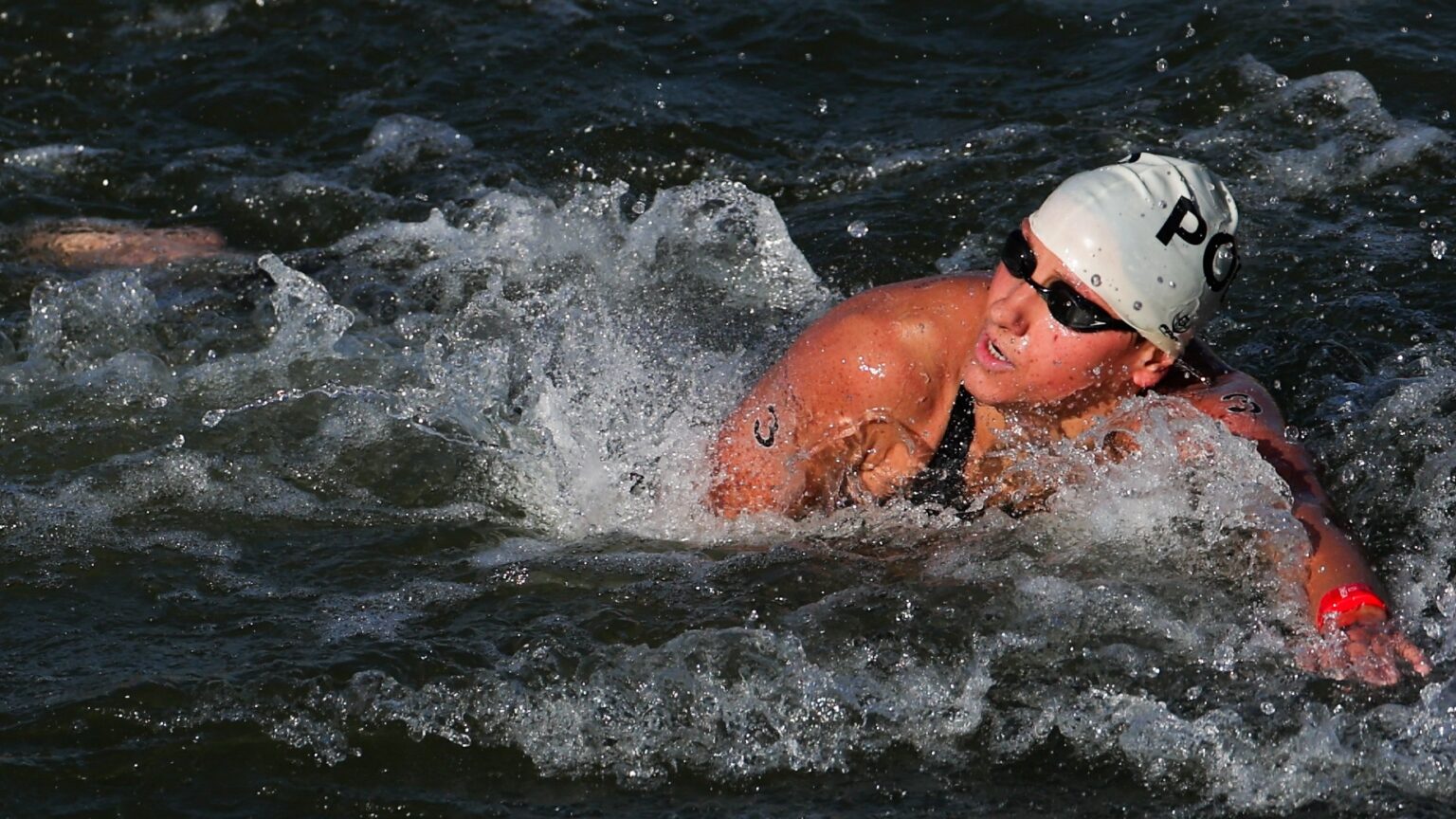 Angélica André perto do pódio no Oceanman Dubai