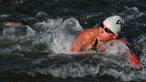 Angélica André perto do pódio no Oceanman Dubai