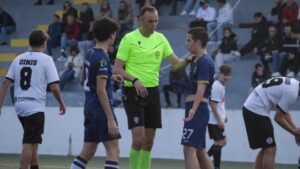 João Pinheiro entre os jovens em partida da AF Braga