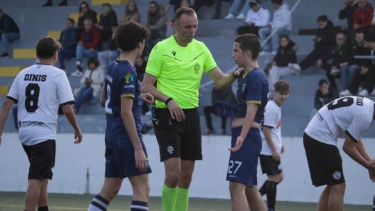 João Pinheiro entre os jovens em partida da AF Braga