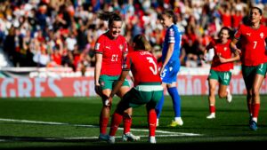 Portugal goleia Eslováquia e assume 1.º lugar