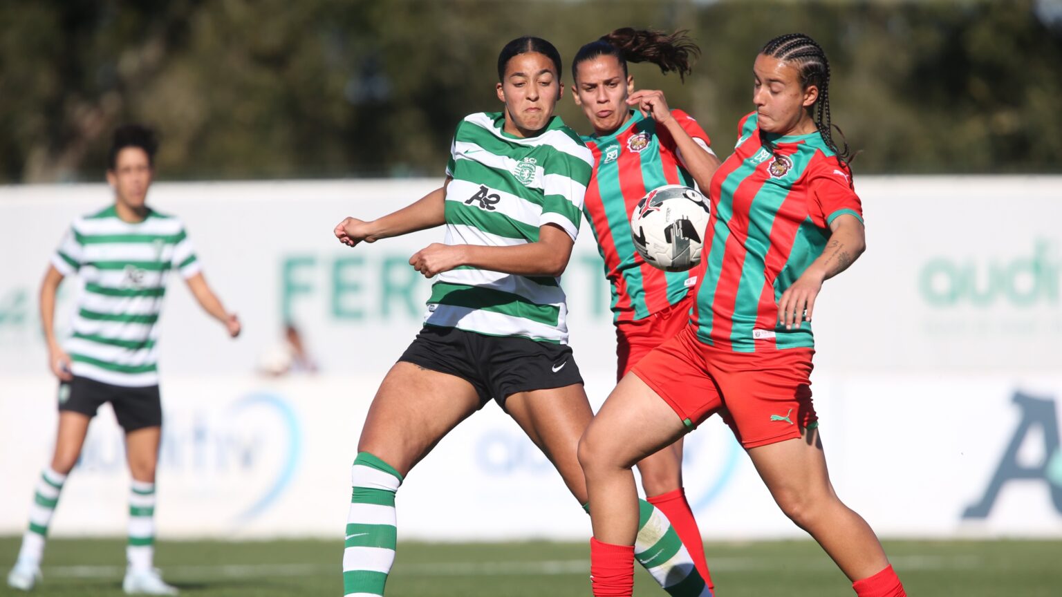 Sporting vence e aproxima-se da liderança