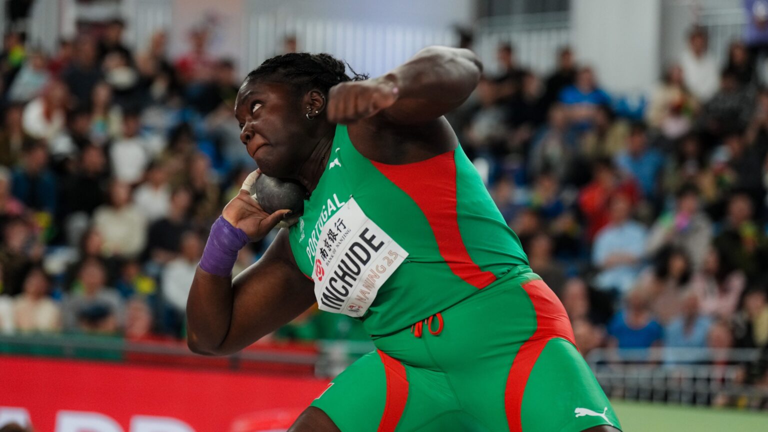 Inchude e Bandeira com medalhas no Chipre