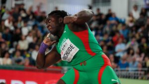 Inchude e Bandeira com medalhas no Chipre