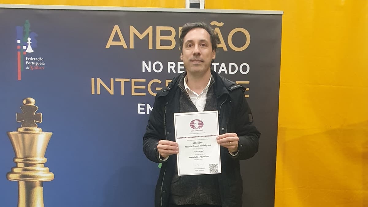 Mário Oliveira recebe distinção da FIDE