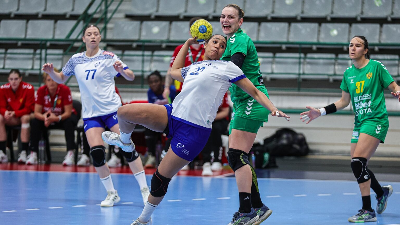 Seleção feminina perde e adia qualificação