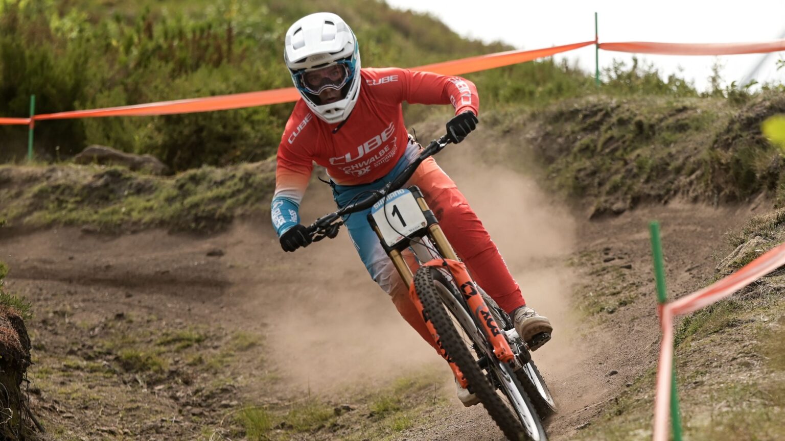 Álvaro Pestana e Margarida Bandeira campeões de Downhill