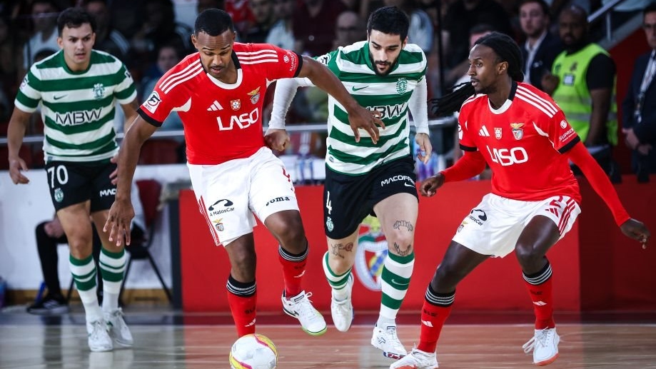 Águias triunfam no primeiro dérbi da final