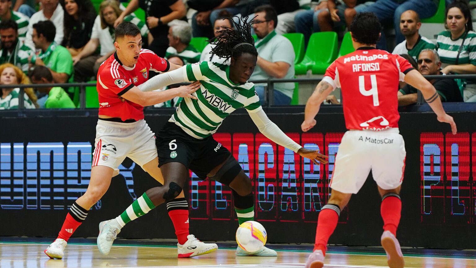 Sporting goleia Benfica e empata final