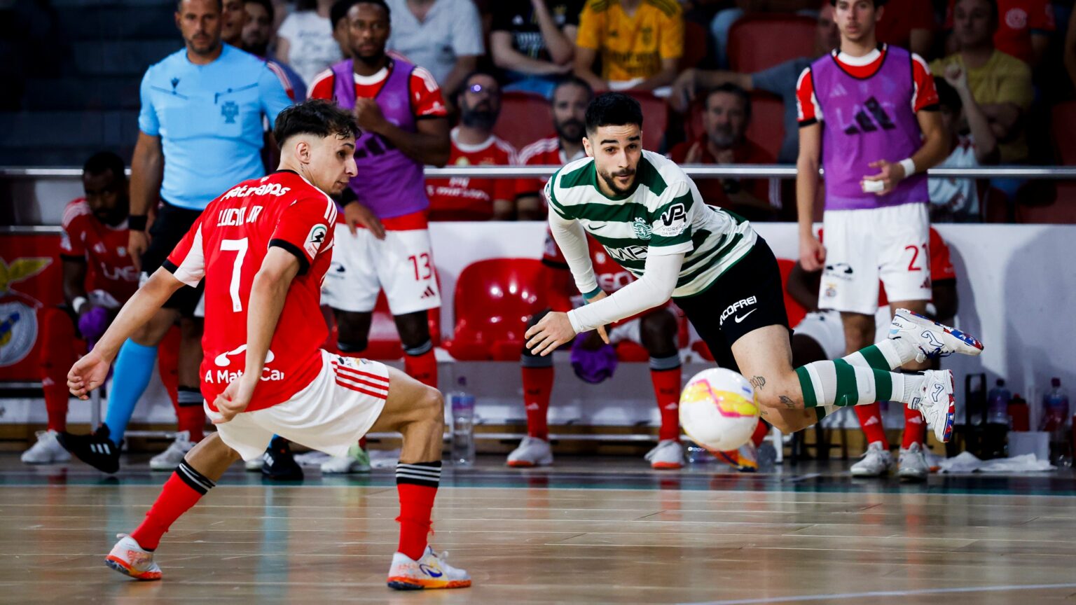 Benfica bate Sporting e aproxima-se do título