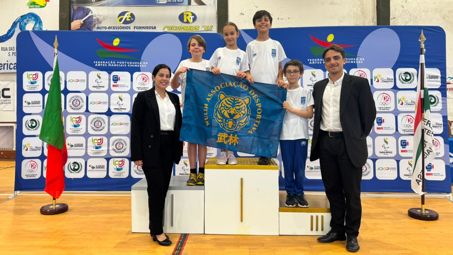 AD Wulin com quatro campeões de Kung-Fu