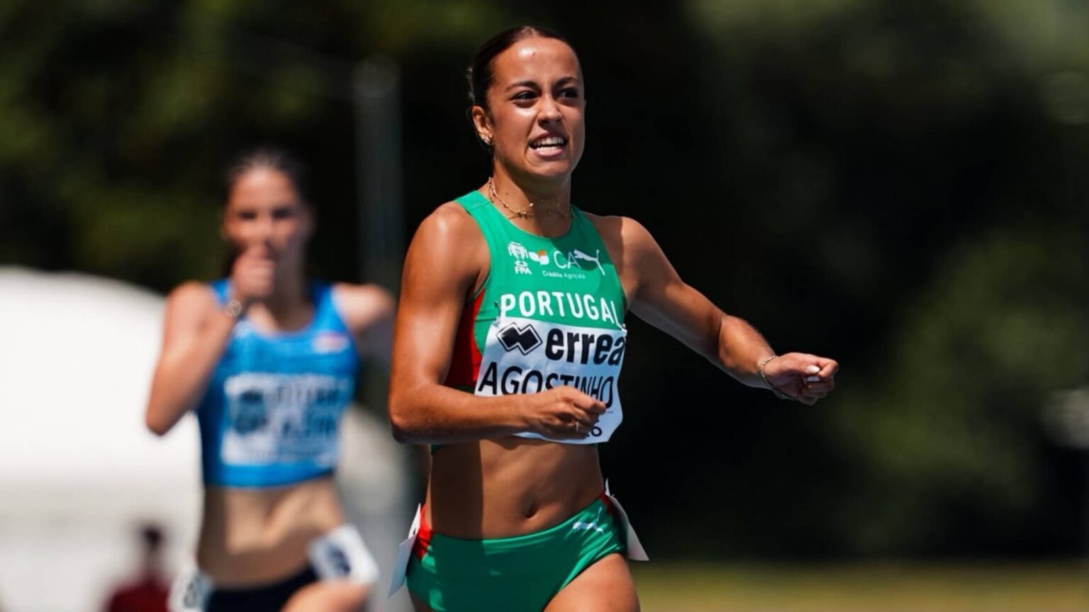 Laura Agostinho bate recorde sub-18 com mais de 38 anos