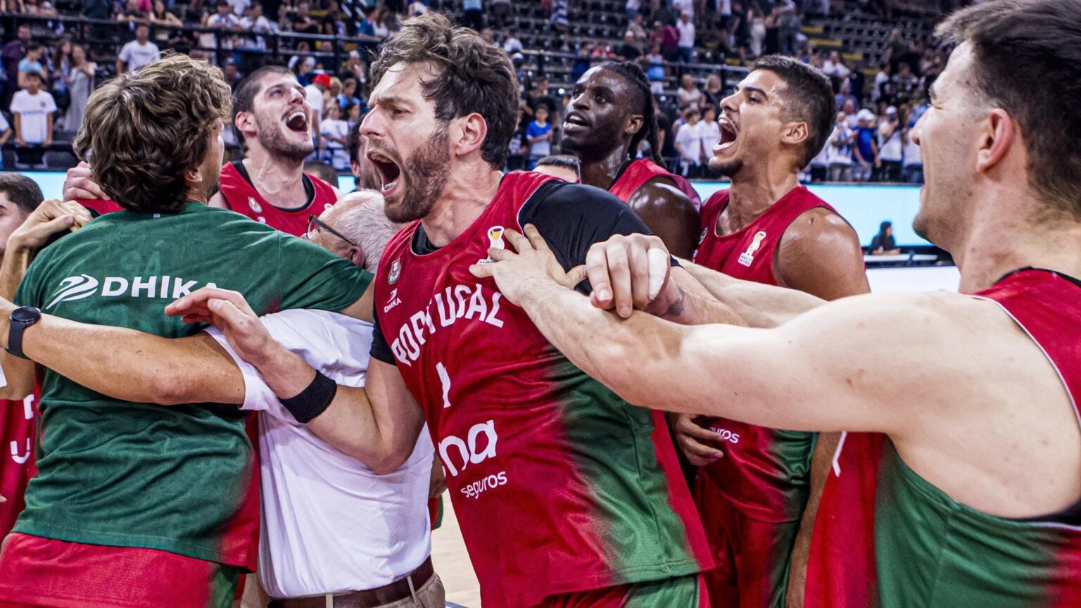 Portugal triunfa na Grécia e avança para a 2.ª fase