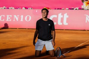 Tiago Torres derruba top 30 e faz história no Estoril Open