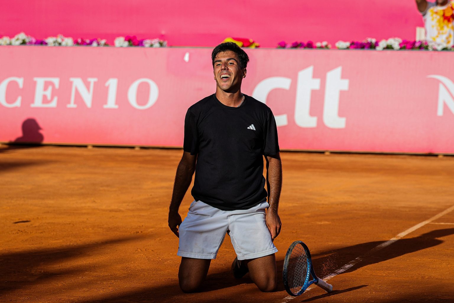 Tiago Torres derruba top 30 e faz história no Estoril Open