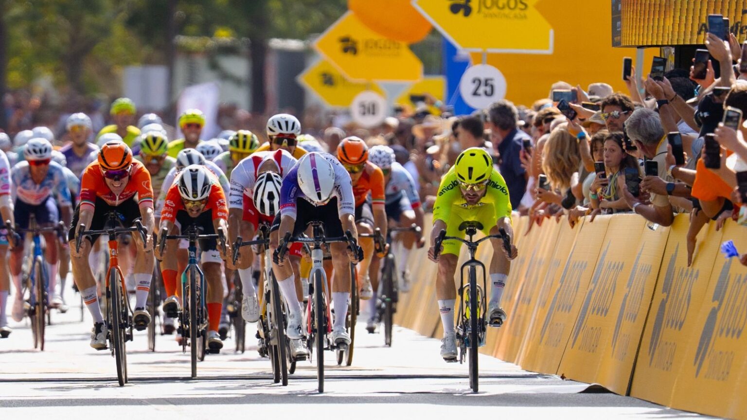 Santiago Mesa triunfa ao sprint com photo finish