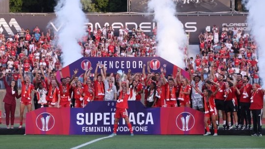 Benfica goleia FC Porto e conquista a Supertaça