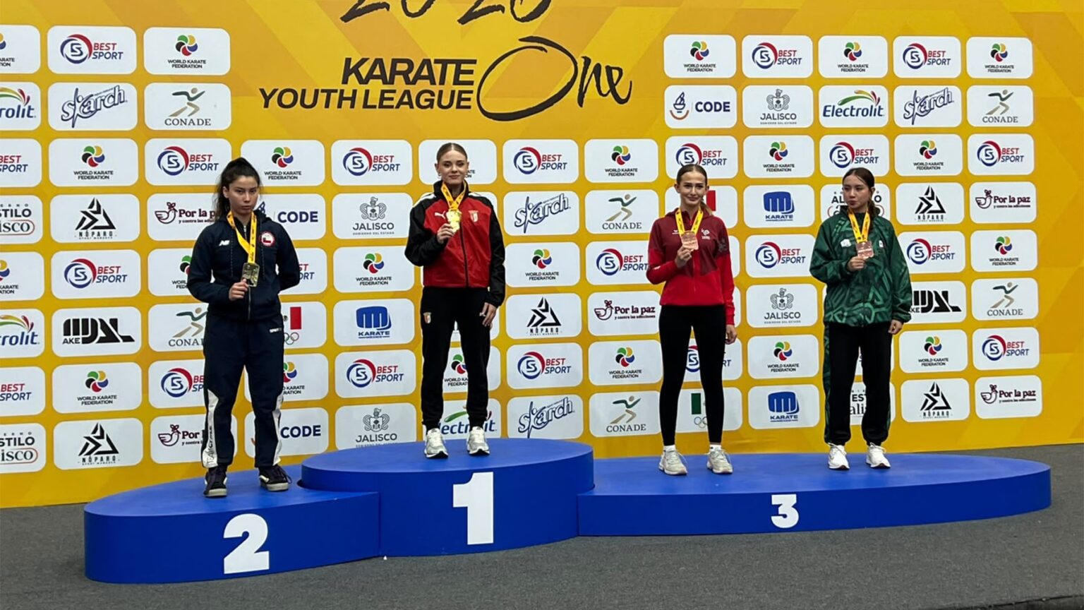 Leonor de ouro no Karate 1 Youth League do México